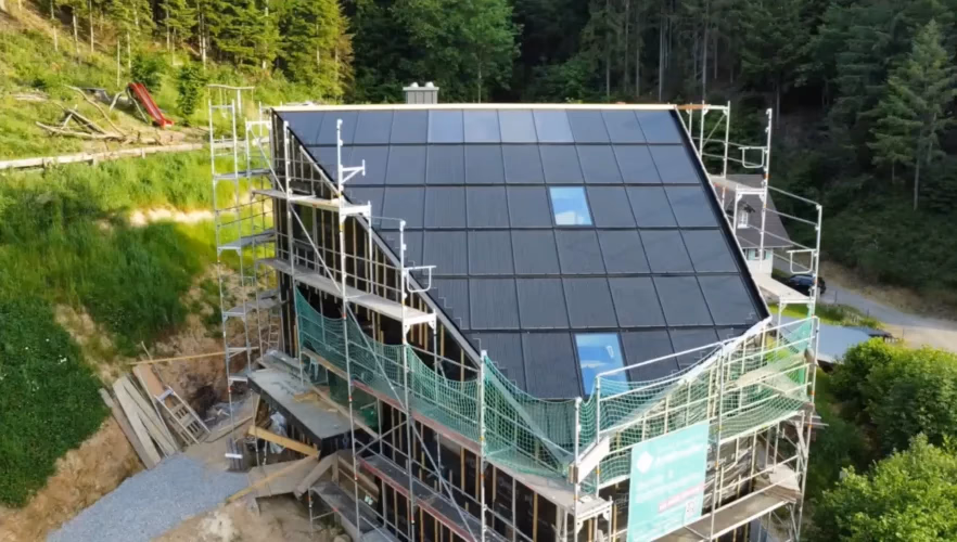 Solardach mit Design-Dachfenstern und PV