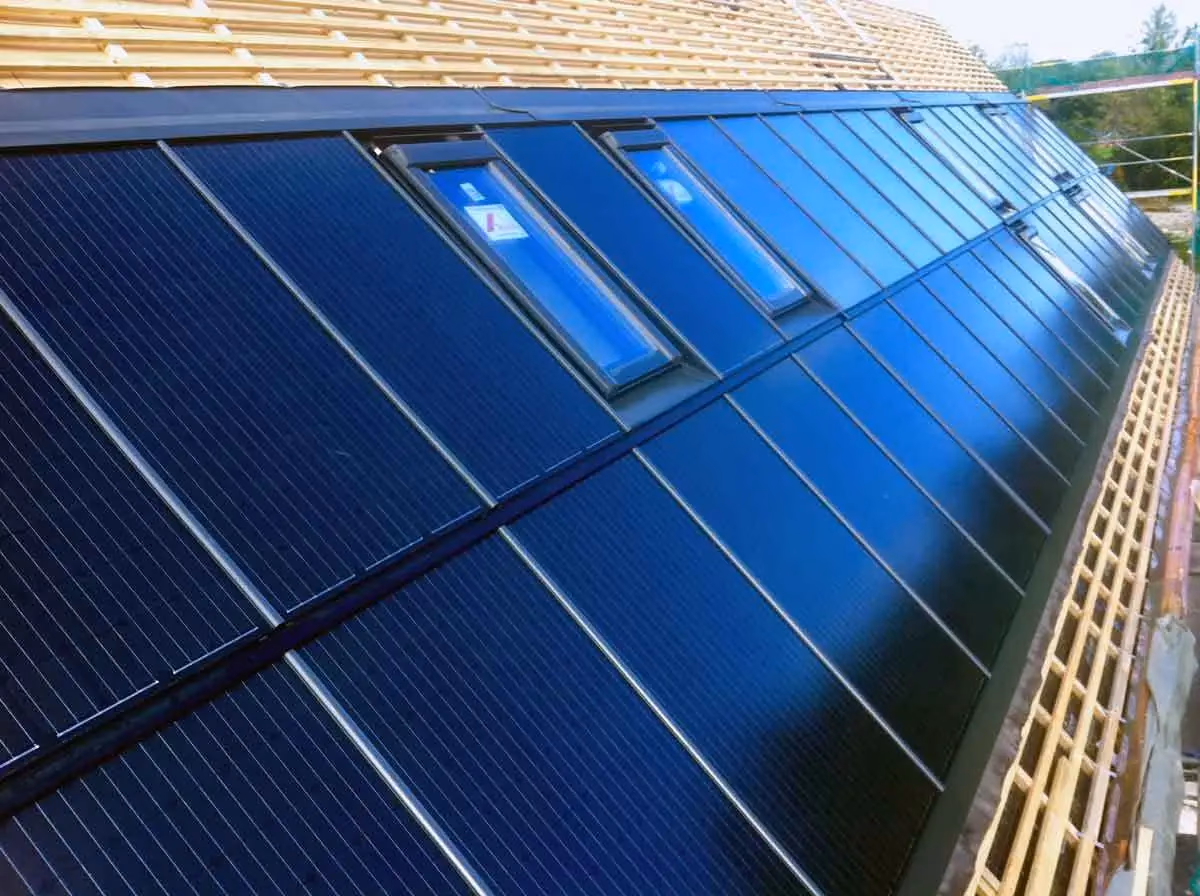 Winkler Solardach: PV-Module, Solarthermie und Dachfenster nahtlos kombiniert