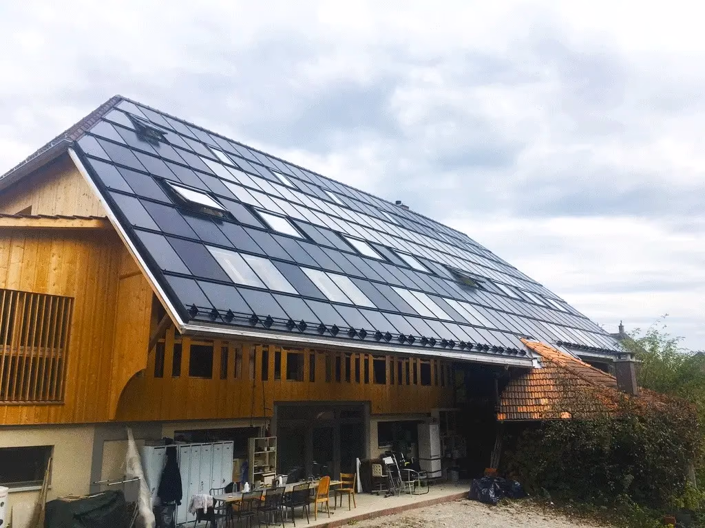 Solardach mit Dachfenstern – Urtenen, Schweiz