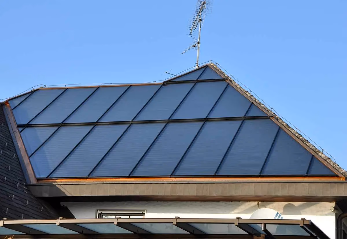 Sonderformat-Solardach — Manufakturarbeit aus Feldkirch